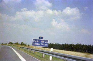 Rudolphstein: Autobahnschild, Berlin 300 km, Leipzig 137 km, bei Rudolphstein
