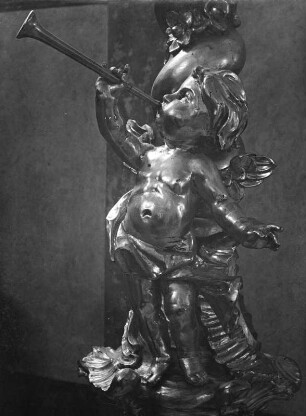 Säule mit Posaune blasendem Putto : Säule mit Posaune blasendem Putto. Holz, geschnitzt, gedrechselt (1701/1800). Putto. Bad Waldsee, Kirche Sankt Peter
