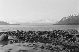 Fjord : Fjord. Am anderen Ufer ein Bergmassiv.