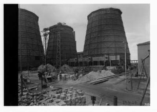 Industrie-Kraftwerk. Kühltürme, davor Baustelle Gefluder : Lauta (Niederlausitz). Industrie-Kraftwerk. Kühltürme, davor Baustelle Gefluder