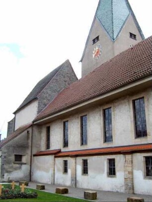 Kirche von Nordwesten mit Langhaus (romanische Basilika-nördliches Seitenschiff abgebrochen) sowie gotischem Hochchor und Sakristei