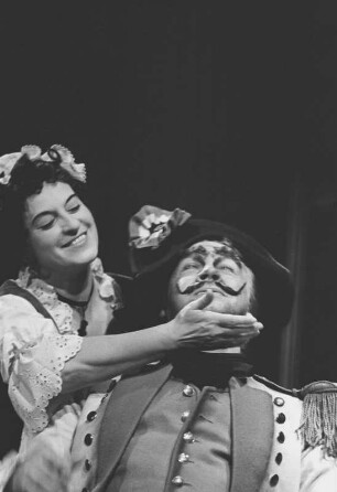 Szenenbilder aus "Monsieur und Madame Denis" und "Salon Pitzelberger", Buffo-Opern von Jacques Offenbach. Staatsoper Berlin im Apollo-Saal, Erstaufführung am 19.10.1963
