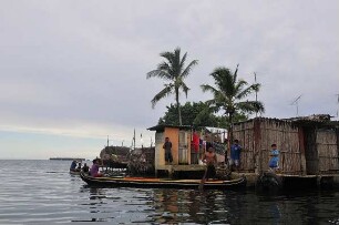 Kuna Yala - Kuna-Indianer mit Booten : Kuna-Indianer mit Ihren Fischerbooten am Dorfufer. Aufgenommen am 12. September 2011 auf einer der San Blas Inseln im autonomen Gebiet der Kuna-Indianer vor der Atlantikküste der Republik Panama