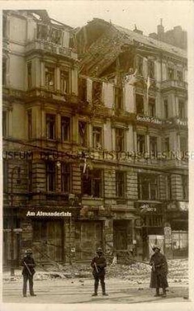 Stark beschädigtes Haus am Alexanderplatz