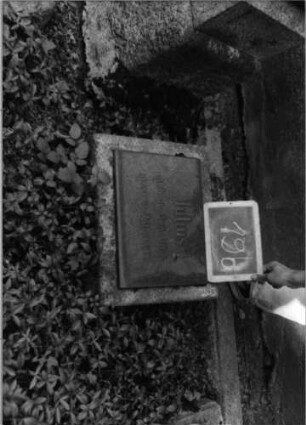 Grabstein 19 (Index: 100089216) Material: schwarzer polierter Stein, Mittelstele: vergoldete Buchstaben Maße HxBxT: 225x72x41 cm Besonderheit: Familiengrab: Grabstein 19B