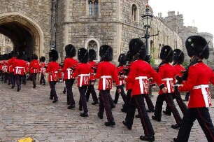 Windsor bei London - Gardisten : Königliche Gardisten marschieren in das Schloss Windsor zur Wachablösung, aufgenommen am 15. Mai 2006
