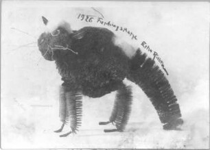 Faschingskatze. Flaschenbürsten, Wollbommel, Draht, Knöpfe (1926; E. Richter)