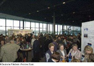 Tagungsteilnehmer vor dem Messestand Verein Deutscher Bibliothekare e. V.
