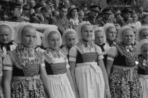 Festakt zur Grundsteinlegung für das Haus der Sorben, am 24.08.1947 in Bautzen. : Swjatočnosć połoženja zakłada Serbskemu domej, dnja 24.08.1947 w Budyšinje. Slepjanki.