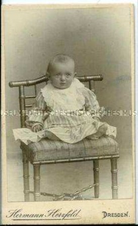 Kleinkind auf Stuhl, Carte de Visite