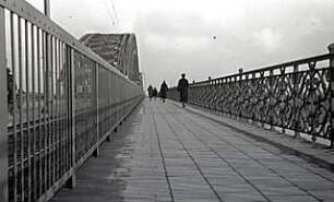 Grund, Peter; Düsseldorf; Stadtansichten - Blick auf der Brücke