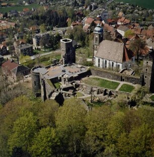 Stolpen. Stadtzentrum mit Burg (erste Erwähnung 1121) und Stadtkirche (um 1490; Umbau 1897/1898, T. Quentin). Luftbild-Schrägaufnahme von Südosten