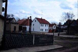 Dorfplatz mit Häusern, Trafostation