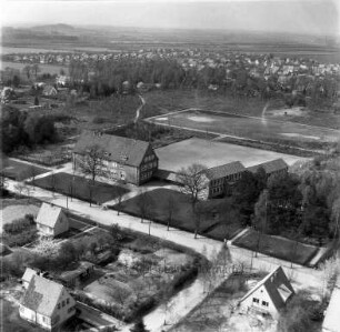 Grundschule Am Reesenbüttel (Schimmelmannstraße 46): Luftbild: im Hintergrund ein Sportplatz und Wohngebiet