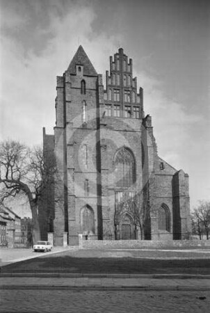 Katholische Pfarrkirche Striegau von W