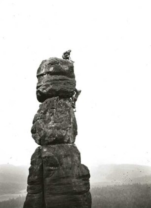 Sächsische Schweiz. Pfaffenstein, Barbarine. Seilschaft Rudolf Stolle an der Talseite (VIIc)