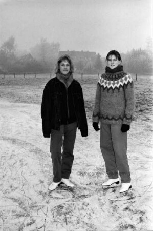 Eichenweg: Koppel: Anika Pariset und Vicky Pirnack laufen Schlittschuh
