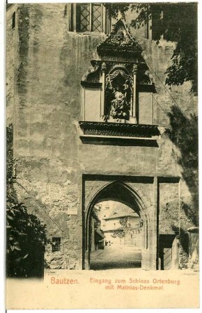 Bautzen. Eingang zum Schloss Ortenburg, Mathias-Denkmal