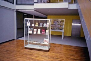 Mommsenstraße 14 (Gebäude F): Foyer mit Vitrine des Kreisarchivs, die mit Publikationen von Hans-Jürgen Perrey bestückt ist