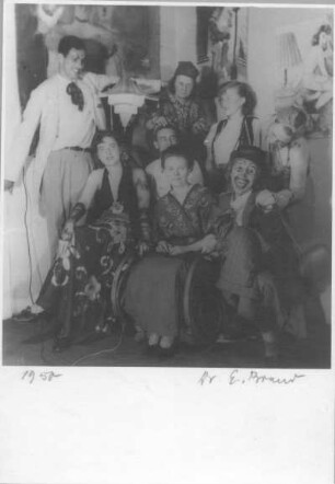 Gruppenfoto mit Etha Richter auf einer Faschingsfeier in Dresden