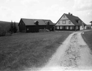 Muldenhammer-Tannenbergsthal-Gottesberg, Nr. 13. Wohnhaus. Ansicht der Giebelseite von der Zufahrt