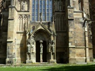 Ritterstift-Ansicht von Süden - Querhaus (gotisch) im Basisbereich mit großem Portal unter Maßwerkfenster flankiert von aufgehenden Strebepfeilern