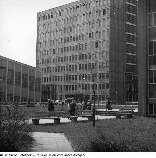 Pädagogische Hochschule; Bau der Sporthalle; Mensa mit Studenten; Innenansicht; Innenhof