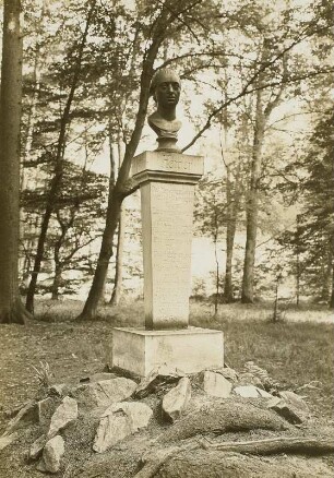 Herder-Denkmal : Herder-Denkmal. Sandstein, Eisenguß. 1927 erneuert. Wachau-Seifersdorf, Seifersdorfer Tal