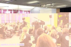 Der Regierende Bürgermeister von Berlin, Klaus Wowereit (vor der Tafel) besucht die Ludwig-Bechstein-Grundschule.