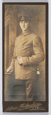 Porträt eines jungen Mannes in Uniform : Porträt eines jungen Mannes in Uniform