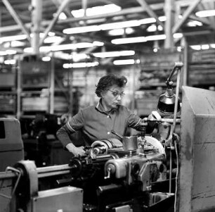 Dreherin : Portrait einer Arbeiterin an ihrer Drehbank
