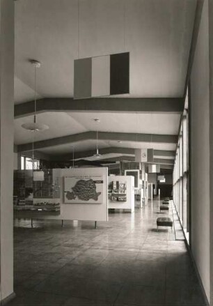 Sachsenhausen (Oranienburg-Sachsenhausen). Gedenkstätte und Museum Sachsenhausen. Gedenkhalle des antifaschistischen Kampfes der Nationen. Blick in den linken Flügel mit französischer, rumänischer und sowjetrussischer Abteilung