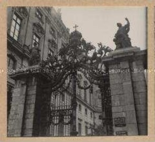 Würzburg, Gartentor an der Würzburger Residenz vor dem Schlosstor