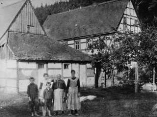 Wilsdruff-Grund-Wüstarabien. Lohmühle Wüstarabien, (2. v. rechts): Marie Lucius, geb. Bormann (gest. 1948, im Alter von 90 Jahren), um 1925, Repro