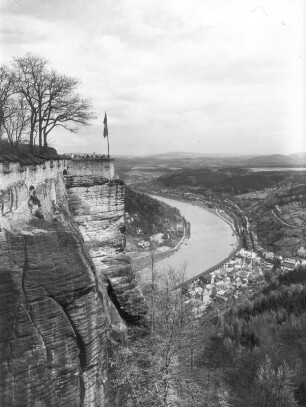 Königstein (Sächsische Schweiz). Ostspitze der Festung Königstein, sogen. Königsnase, und Ortsmitte. Blick elbaufwärts (nach Nordosten) gegen Tanzplan und Hohe Liebe