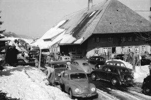 Halde (Hofsgrund): Platz vor der Halde (Hofsgrund) mit Riesenverkehr