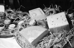 Freiburg: Kaufhaus; Empfang des italienischen Konsuls Mario Carfi zum Nationalfeiertag; Käse am Buffet