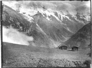 Alpen. Partie in den nördlichen Kalkalpen Österreichs oder Deutschlands. Ansicht mit zwei Hütten