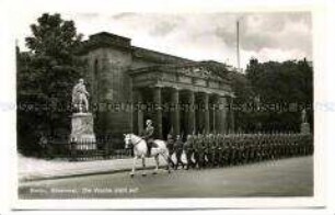 Aufzug der Wache am Ehrenmal Unter den Linden