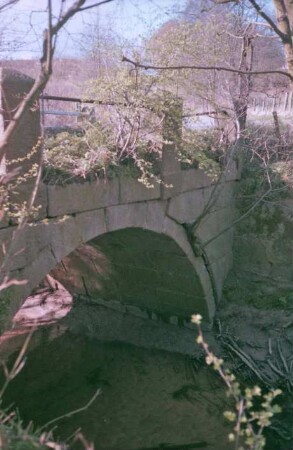 Schäperbarg: Granitquaderbrücke über die Barnitz: Seitenansicht, Teilansicht: Brückenbogen, Widerlager: oben Geländer