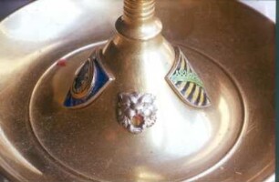 Leuchter mit Silberengel : Leuchter mit Silberengel. Messing, Silber (vor 1962; J. Eckert). Fuß mit Wappen und Löwenkopf