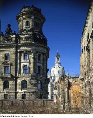 Polizeipräsidium : Nordöstlicher Eckpavillon des Polizeipräsidiums (1895-1900; J. Temper). Blick aus der Ruine des Kurländer Palais gegen die Frauenkirche