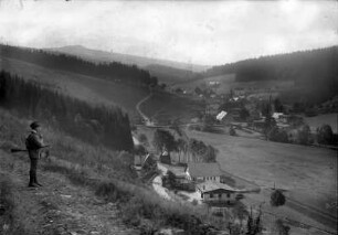 Ortsansicht vom Katharinenweg zum Haßberg (Böhmen) : Heynhof und Kuhlebrock-Fabrik, vorn li. Huthaus St. Katharinen