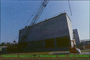 Kühltürme der Kompakten Natriumgekühlten Kernenergieanlage (KNK), von Westen