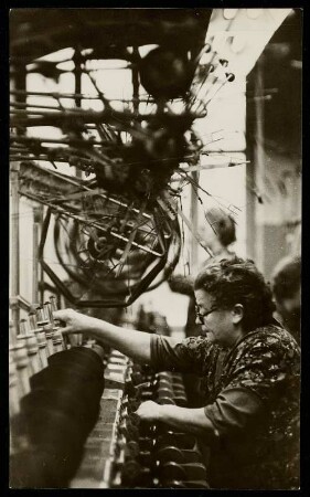 Eine Frau bei der Arbeit in einer Textilfabrik