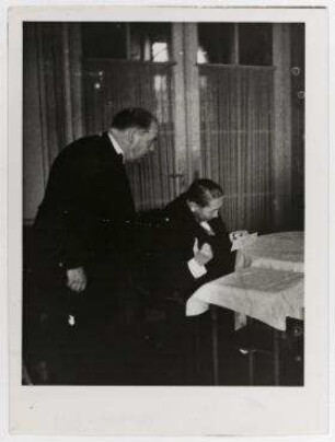 Nikolaus Titulescu bestellt ein Essen im Genfer Hotel des Bergues. rechts: Nikolaus Titulescu