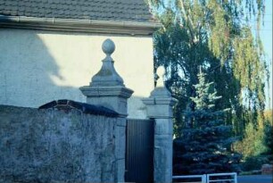 Toreinfahrt eines Bauernhofes, Torpfeiler mit schön bearbeitetenKalksteinaufsätzen