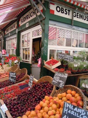 Wien - Obstgeschäft am Naschmarkt : Auslagen eines Obstgeschäftes am Naschmarkt. Aufgenommen am 16. Juni 2011 in Wien