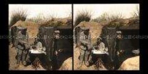Soldaten vor einem Unterstand im Schützengraben