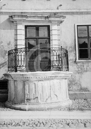 Portal am Haus Buxhoewden in Arensburg